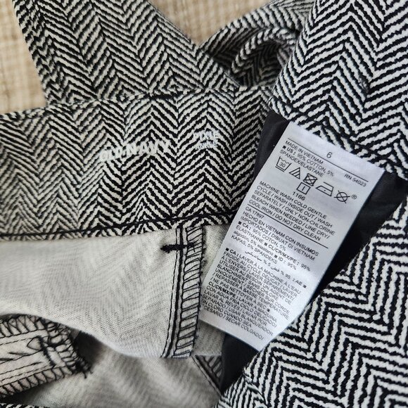 Old Navy black and white pixie ankle pants - Size 6 - Picture 3 of 3